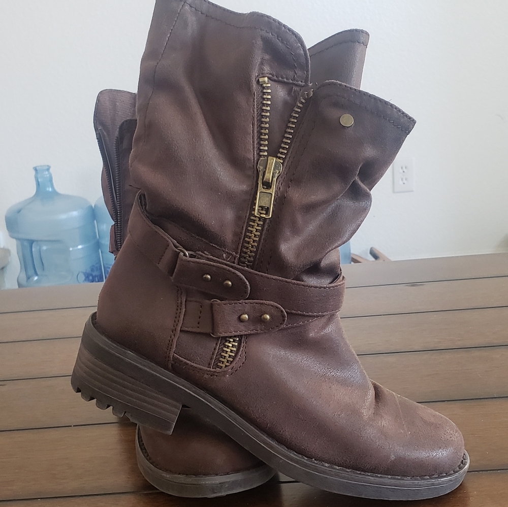 Boots - Picture 3 of 6